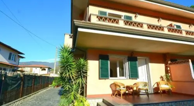 Luxurious Holiday Home in Montignoso with Garden