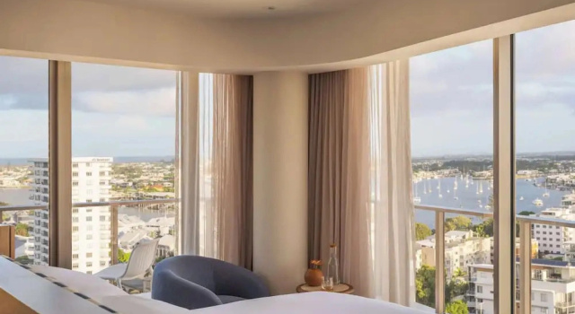 Полулюкс с балконом Avani Mooloolaba Beach Hotel