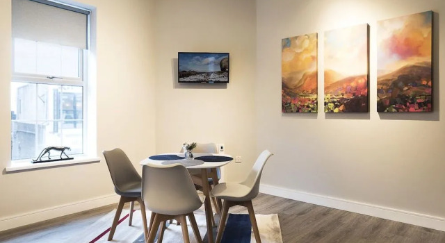 Blue Door Apartments, Забронировать Апартаменты/квартира Ньюкасл Mourne Mountains, рядом с Newcastle Community Cinema