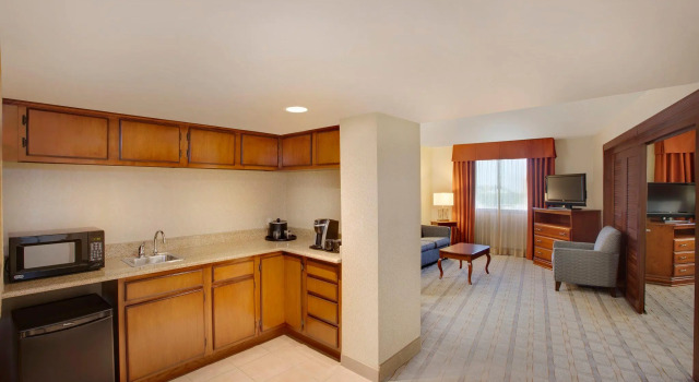 Двухместный люкс Holiday Inn Express Dallas Market Center by IHG