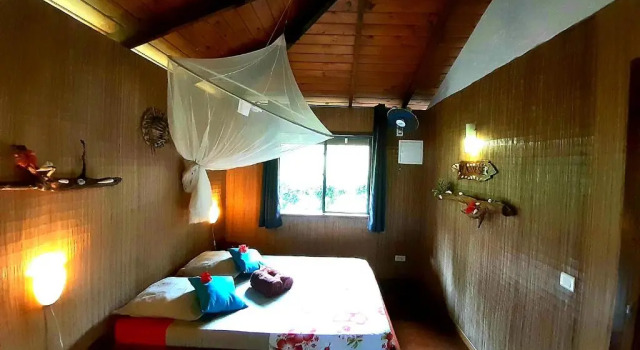 Семейное бунгало с красивым видом из окна Eco Lodge Village Temanoha