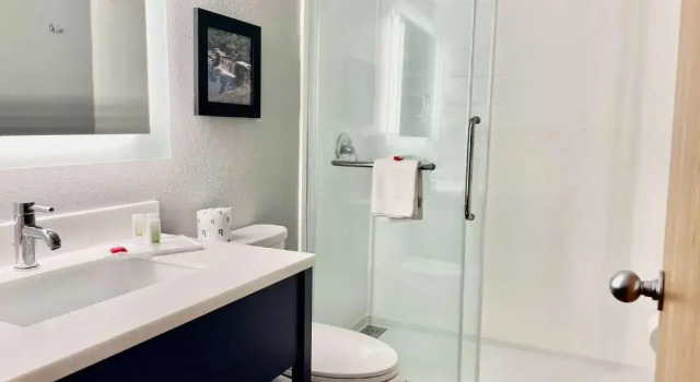 Двухместный номер Standard AmericInn by Wyndham Branson & Conference Center