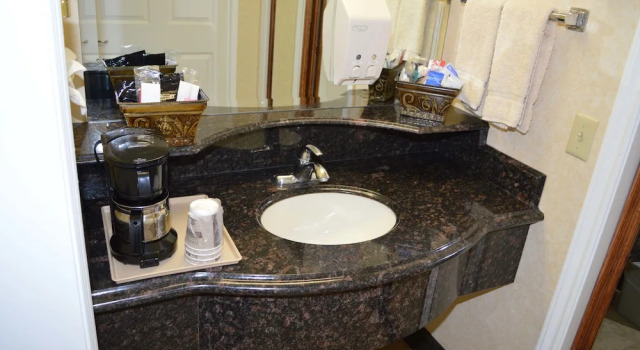 Четырёхместный номер Deluxe Dynasty Suites Redlands