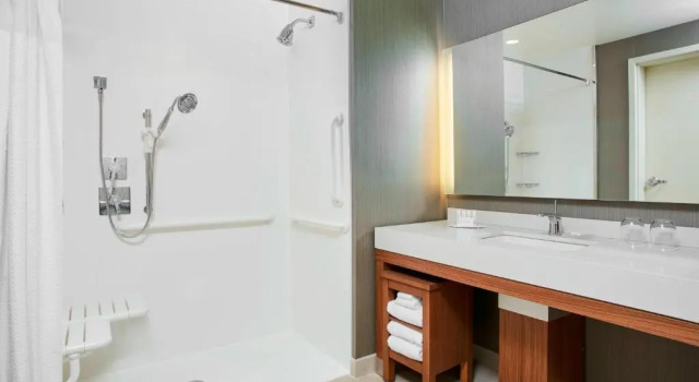 Двухместный полулюкс с видом на залив Courtyard by Marriott Erie Bayfront