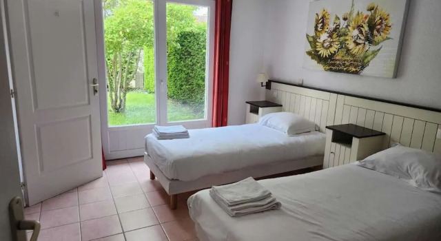 Коттедж Deluxe Spacious villa with garden and pool