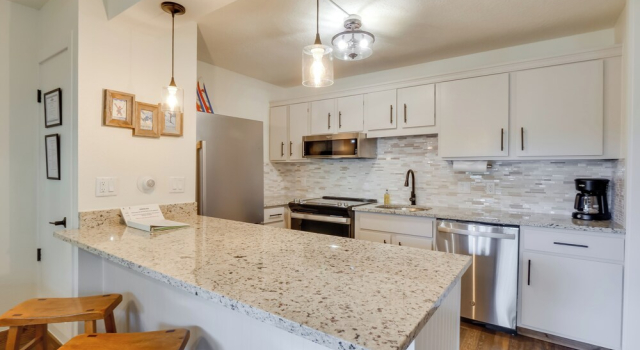 Апартаменты Walk to Ski Shuttle: Cozy Mountain Meadows Condo