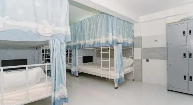 Кровать в общем номере Aloha Saigon Hostel