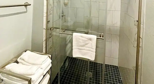 Номер Standard с балконом и с видом на море Tides Inn & Suites