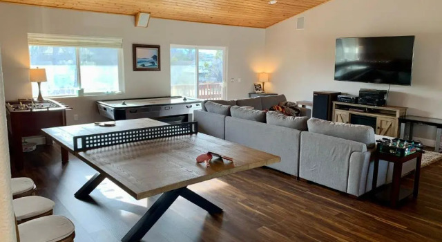Коттедж Stunning 3,400 sq ft Lake House w Boat Dock, Sauna, Steam Shower, and More