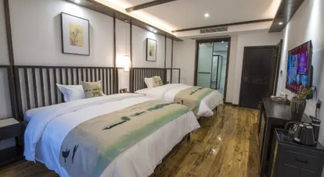 Трёхместный люкс с балконом Jiang'an Liangzhu River View Hostel