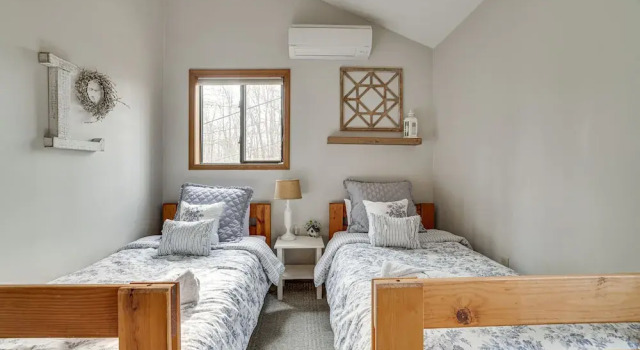 Pocono Pines Home w/ Private Hot Tub!, Buchen Sie Ferienhaus  