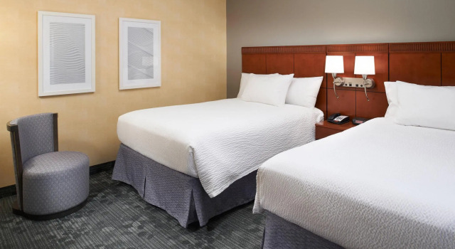 Четырёхместный люкс с 2 комнатами с балконом Courtyard by Marriott Minneapolis-St. Paul Airport