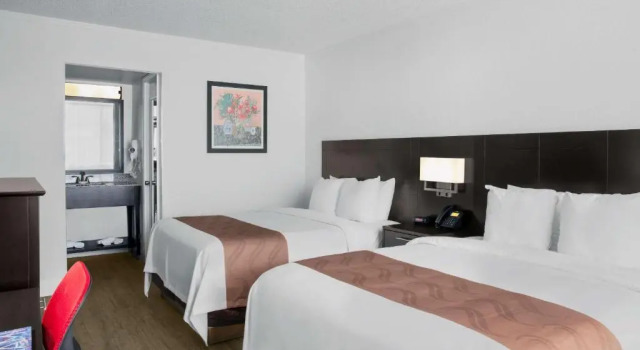 Четырёхместный номер Standard с видом на бассейн Quality Inn Miami South