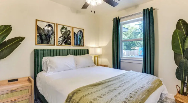 12 Mi to BOK Center: Pet-friendly Home w/ Yard!, Varaa Lomakoti Tulsa 