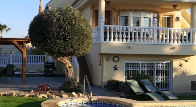 Коттедж Serene mountain views Spacious garden and sole use of the 10x5m pool