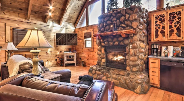 Smoky Mountain Log Cabin: 7 Mi to Gatlinburg!