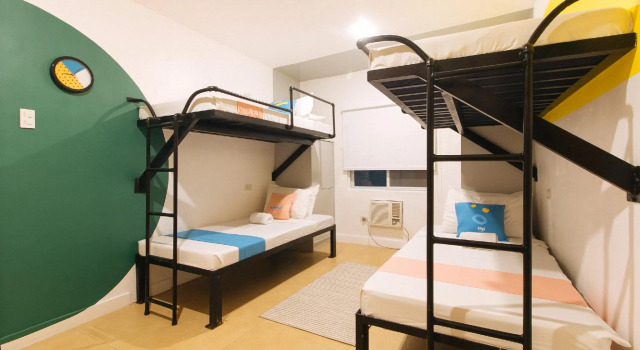 Łóżko w pokoju wieloosobowym Sans Hotel at Berrie Suites Tagaytay