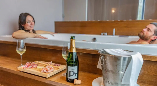 Люкс с видом на бассейн Le Cappuccinelle Suites&SPA