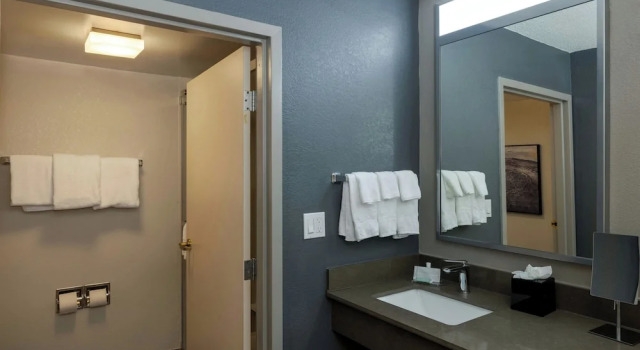 Люкс c 1 комнатой Courtyard by Marriott North Charleston Airport Coliseum