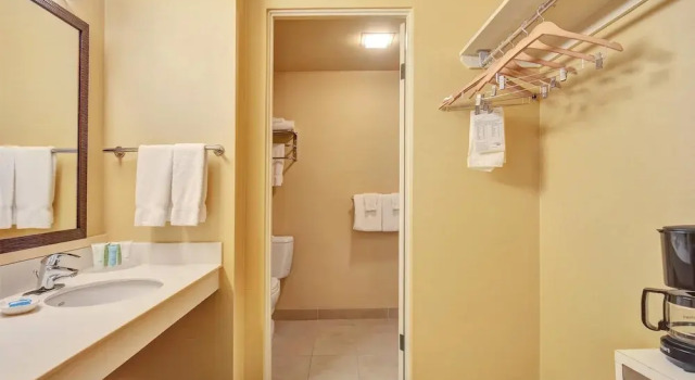 Четырёхместный номер Standard Hilo Hawaiian Hotel, Trademark Collection by Wyndham