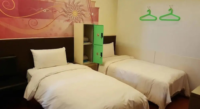 Кровать в общем номере (женский номер) Happy Holiday Hotel