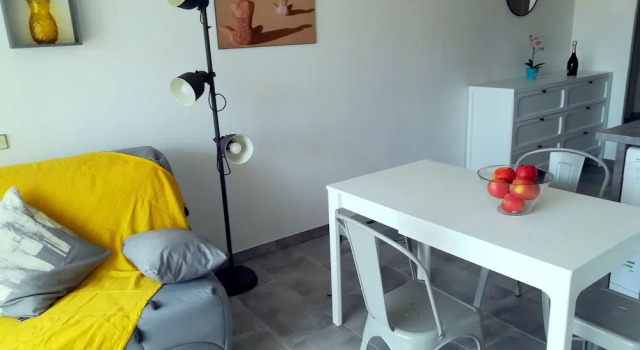 2P Vieil Antibes balcon sur la Marina