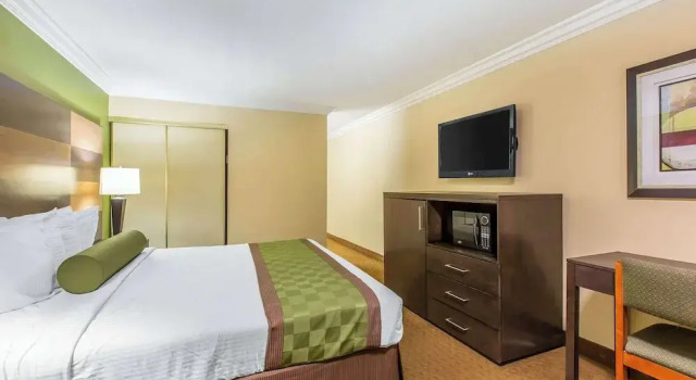 Двухместный номер Standard с балконом Rodeway Inn & Suites Canyon Lake-Menifee West