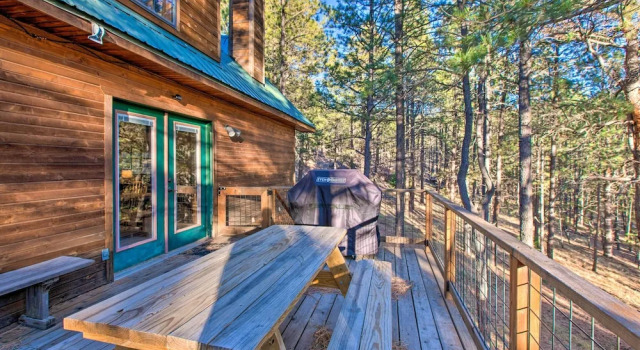Коттедж с 4 комнатами с балконом Family Cabin w/ Hot Tub: 1 Mi to Angel Fire Resort