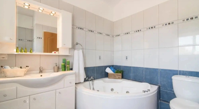 Коттедж Coastal Paradise Found - Komis Private Pool Retreat
