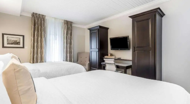 Четырёхместный номер Deluxe The Aurora Inn Hotel and Event Center