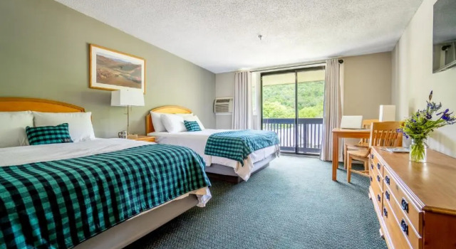 Четырёхместный номер Standard с балконом и с видом на горы The Inn at Bolton Valley