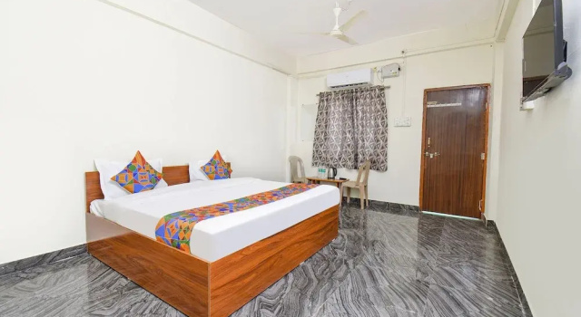 Номер Deluxe Fabexpress Ashoka Lodging