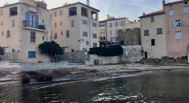 Ravissant studio climatisé Gambetta Miséricorde au cœur de Saint-Tropez, Забронировать Отель Отели Сен-Тропе с парковкой, рядом с Cimitière Marin, Парковка