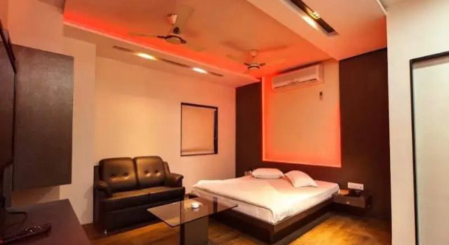 Vista Rooms at Sardar Bazar, Забронировать Отель Раджкот штат Гуджарат, рядом с Железнодорожный вокзал Раджкот