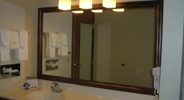 Номер Standard AmericInn by Wyndham Sturgeon Bay