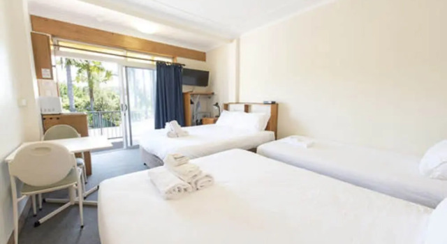 Трёхместный семейный номер Standard с балконом Gosford Inn Motel