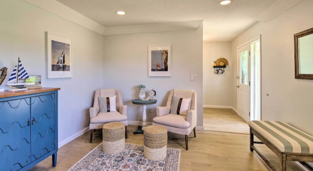 Коттедж с 4 комнатами Quiet Satellite Beach Home w/ Lanai, Walk to Beach