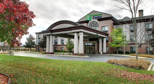Holiday Inn Express Milwaukee North Brown Deer/Mequon by IHG, Book Hotel Hoteller i Brown Deer med parkering, Parkering