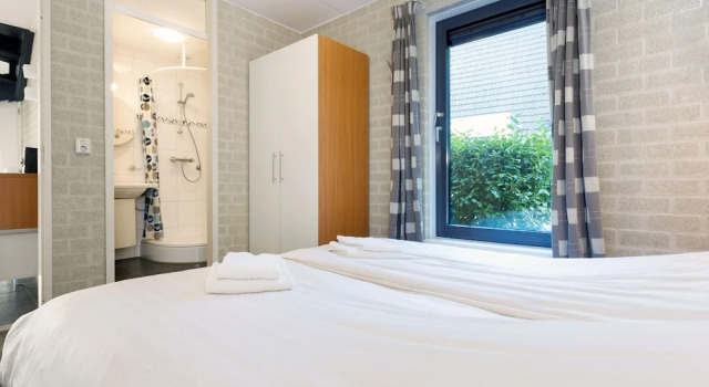 Detached Villa with Fireplace & 4 Bathrooms near Golf Course, Buchen Sie Villa Hotels in Nordbrabant mit Pool, Schwimmbad