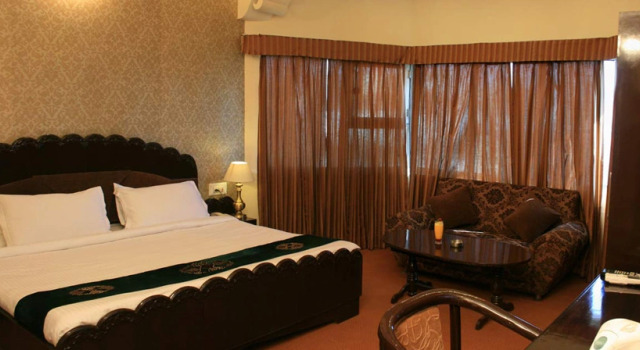 Номер Standard Ambassador Hotel