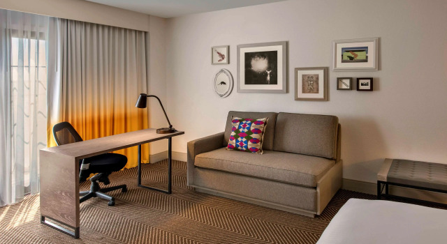 DoubleTree by Hilton Austin, Забронировать Отель Остин Greater Austin, рядом с Торговый центр The Linc
