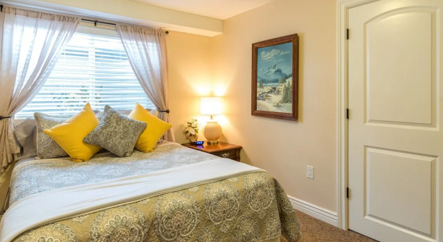 Номер Standard Family Crash Pad near SLC