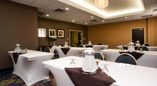 Кровать в общем номере Holiday Inn & Suites Mississauga West - Meadowvale by IHG