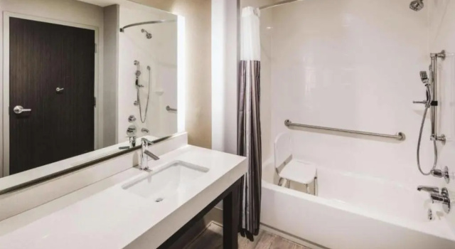 Номер Standard La Quinta Inn & Suites by Wyndham Locust Grove