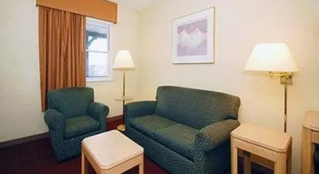 Rodeway Inn And Suites Newport News, Varaa Hotelli Hotellit Minnesota pysäköinnillä, Pysäköinti