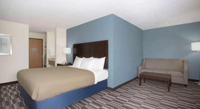 Люкс AmericInn by Wyndham Mount Pleasant