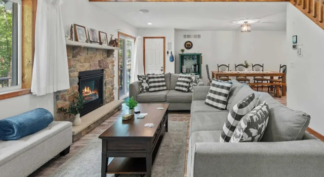 Maple Oasis by Avantstay Newly Built w/ Hot Tub, Game Room & Fire Pit, Book Feriehus Sommerhuse i Monroe County, Hytte