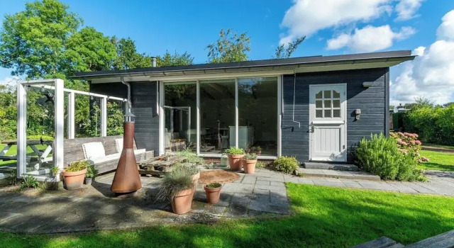 Бунгало Luxurious Bungalow With Terrace