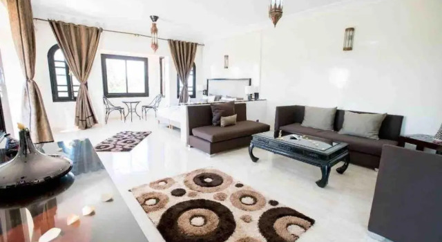 Villa Danwee - 8 Bedroom House With Swimming Pool, Road From Fez To Marrakech, Забронировать Вилла Отели Марракеш-Тенсифт-Эль-Хауз с парковкой, Парковка