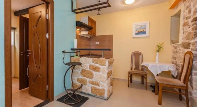 Lovely 1-bed Apartment With Patio in Kastel Stari, Забронировать Апартаменты/квартира Отели в центре Каштел Старей, в центре